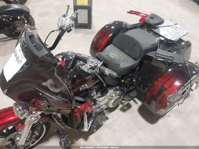 1HD1TBH18NB952940 Harley-Davidson FLHTCUTGSE