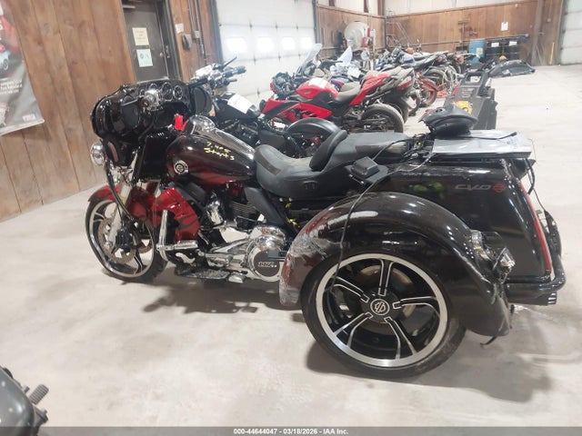 1HD1TBH18NB952940 Harley-Davidson FLHTCUTGSE