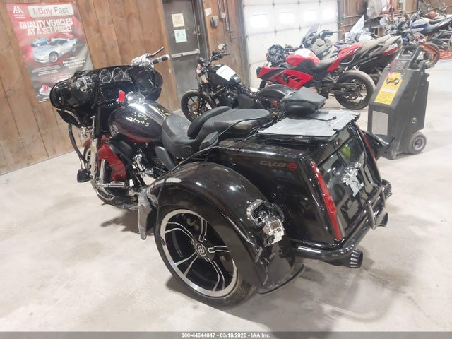 1HD1TBH18NB952940 Harley-Davidson FLHTCUTGSE