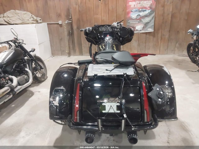 1HD1TBH18NB952940 Harley-Davidson FLHTCUTGSE