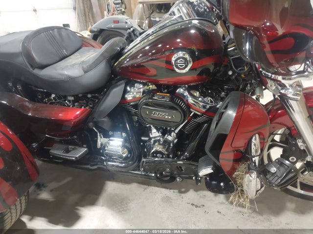 1HD1TBH18NB952940 Harley-Davidson FLHTCUTGSE