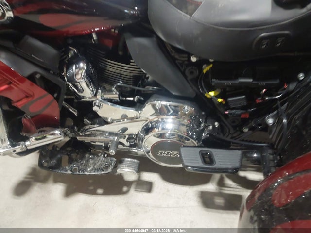 1HD1TBH18NB952940 Harley-Davidson FLHTCUTGSE