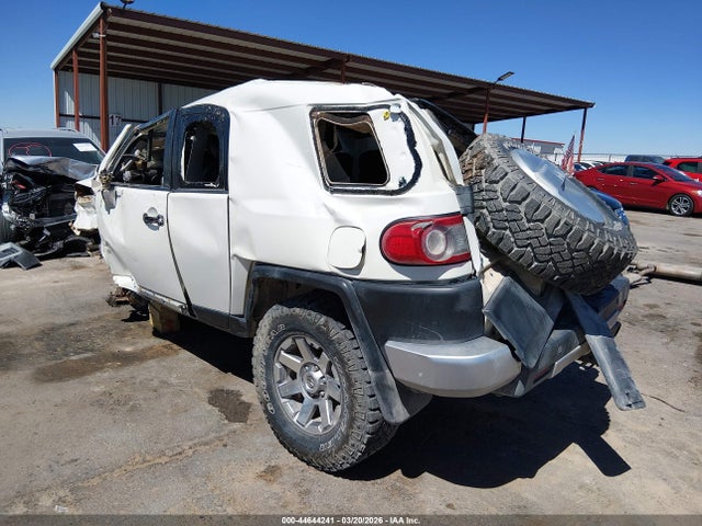 Toyota FJ Cruiser 2014 JTEBU4BF2EK176089 Image 3