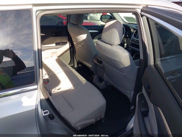 2019 Toyota Highlander Le მანქანა იყიდება აუქციონზე, vin: 5TDZARFHXKS057232, აუქციონის ნომერი: 44644830