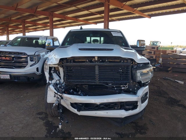 3C63R3MLXRG225289 RAM 3500 Laramie 4x4 6&#039;4 Box