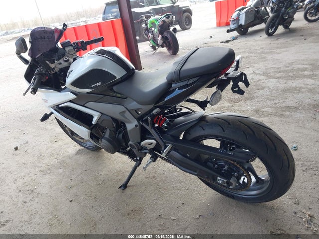 2025 TRIUMPH MOTORCYCLE DAYTONA SMTL23UFXSTBU1574 Photo 2