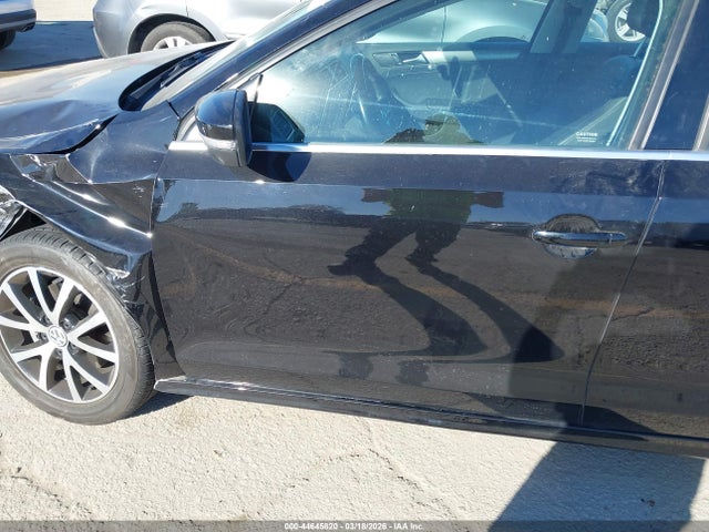 3VWDB7AJXJM215120 Volkswagen Jetta 1.4t Se/1.4t Wolfsburg Edition