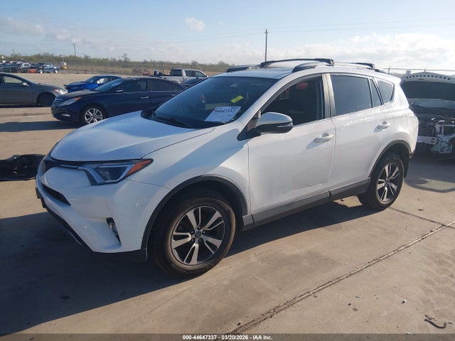 Toyota Rav4 Xle 2017 JTMWFREV5HJ715864 Image 2