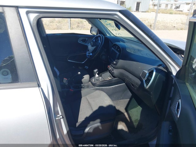 2020 Kia Soul Lx მანქანა იყიდება აუქციონზე, vin: KNDJ22AU7L7733900, აუქციონის ნომერი: 44647396