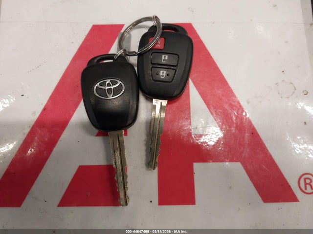 JTMBFREV2JJ225676 Toyota RAV4 LE