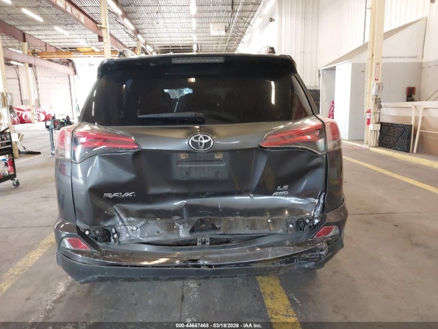 JTMBFREV2JJ225676 Toyota RAV4 LE