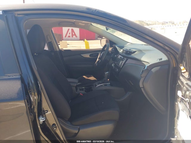 JN1BJ1CP8HW009688 Nissan Rogue Sport S