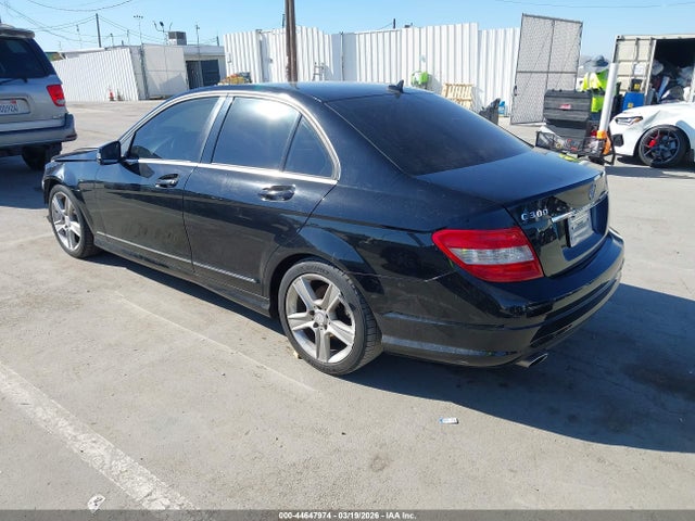 2011 MERCEDES-BENZ C 300 WDDGF5EB5BR183422 Photo 2