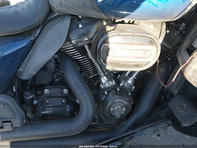 1HD1KZF10NB663078 Harley-Davidson FLTRK