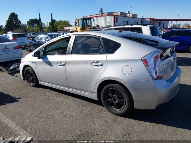 Toyota Prius Three 2014 JTDKN3DU5E0375513 Image 3