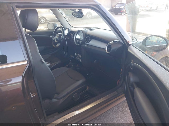 2010 MINI COOPER CLUBMAN WMWML3C57ATX36724 Photo 4
