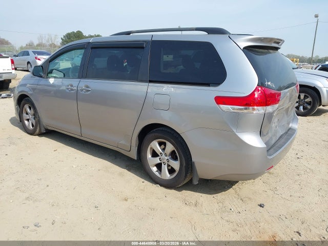2011 TOYOTA SIENNA 5TDKK3DC1BS032397 Photo 2