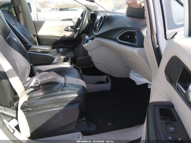 Auction sale of the 2022 Chrysler Pacifica Touring L, vin: 2C4RC1BG2NR114867, lot number: 44649124