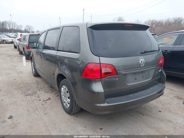 2010 VOLKSWAGEN ROUTAN 2V4RW4D13AR237272 Photo 2