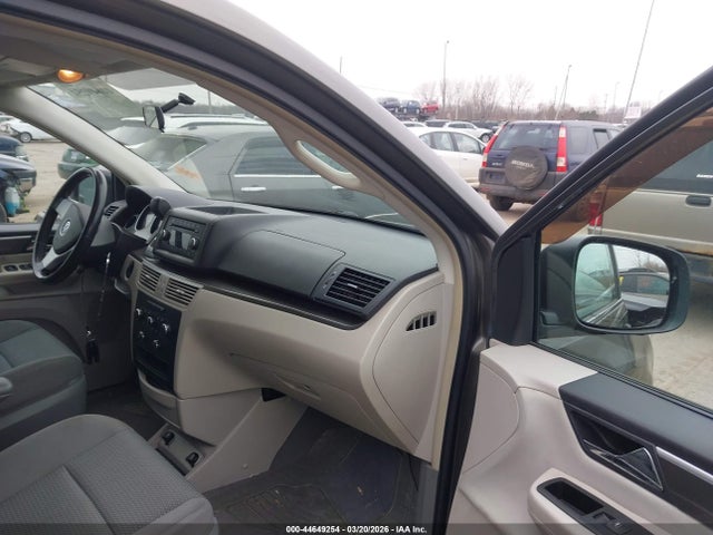 2010 VOLKSWAGEN ROUTAN 2V4RW4D13AR237272 Photo 4
