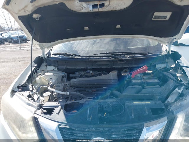 2017 Nissan Rogue S მანქანა იყიდება აუქციონზე, vin: JN8AT2MV5HW013353, აუქციონის ნომერი: 44649820