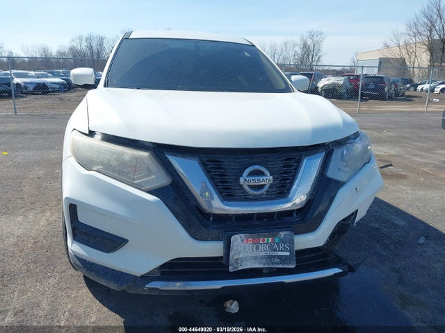 2017 Nissan Rogue S მანქანა იყიდება აუქციონზე, vin: JN8AT2MV5HW013353, აუქციონის ნომერი: 44649820