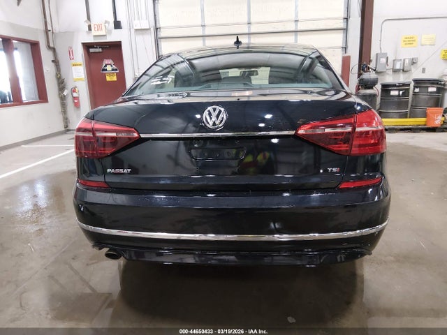1VWDT7A30HC055100 Volkswagen Passat 1.8t R-line
