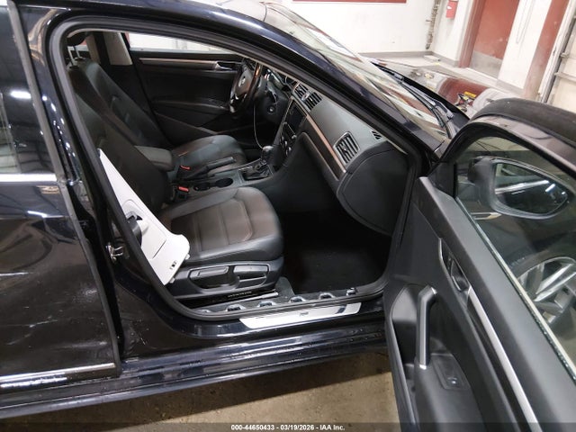 1VWDT7A30HC055100 Volkswagen Passat 1.8t R-line
