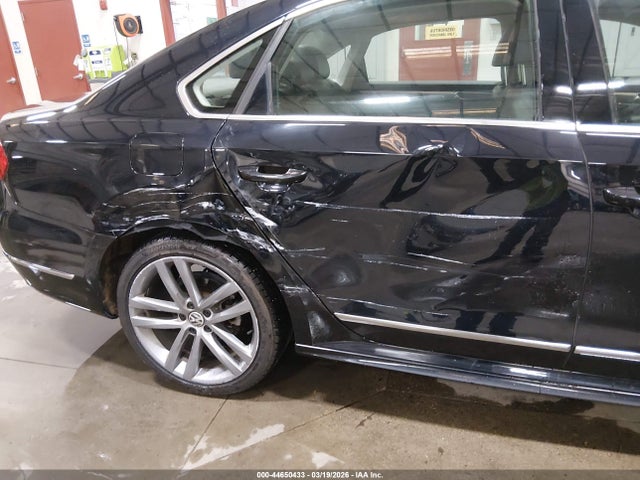 1VWDT7A30HC055100 Volkswagen Passat 1.8t R-line