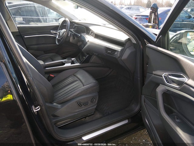 WA1LAAGE0NB008932 Audi E-tron Premium Plus Quattro