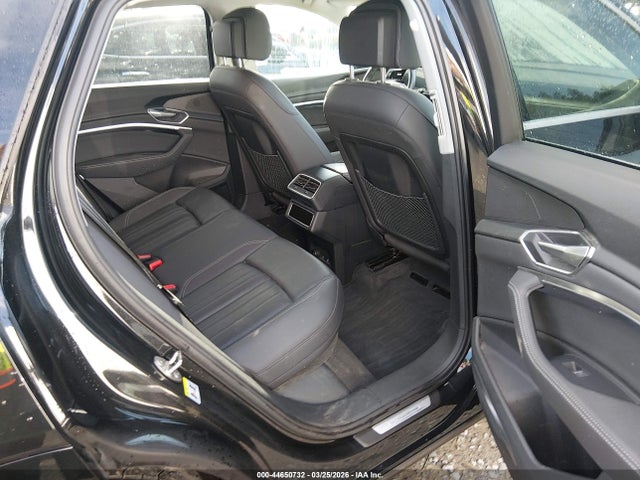 WA1LAAGE0NB008932 Audi E-tron Premium Plus Quattro
