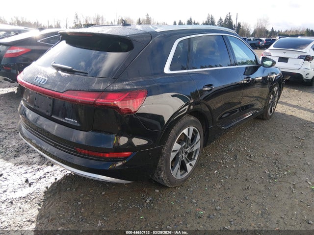 WA1LAAGE0NB008932 Audi E-tron Premium Plus Quattro