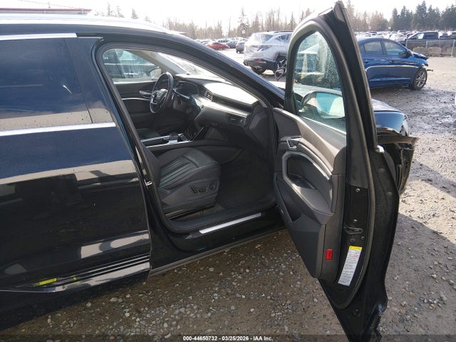 WA1LAAGE0NB008932 Audi E-tron Premium Plus Quattro