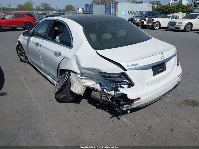 2018 MERCEDES-BENZ E 300 WDDZF4KB1JA475265 Photo 2