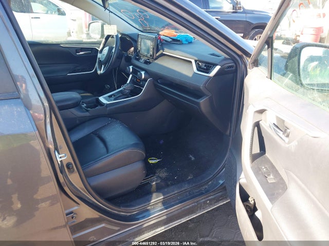 2T3A1RFV3KW068588 Toyota Rav4 Xle Premium