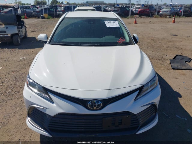 2022 Toyota Camry Le მანქანა იყიდება აუქციონზე, vin: 4T1C11AK5NU062697, აუქციონის ნომერი: 44651887