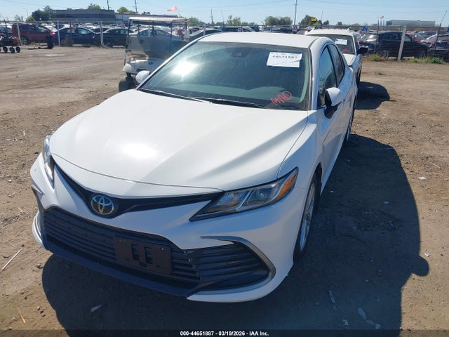 2022 Toyota Camry Le მანქანა იყიდება აუქციონზე, vin: 4T1C11AK5NU062697, აუქციონის ნომერი: 44651887