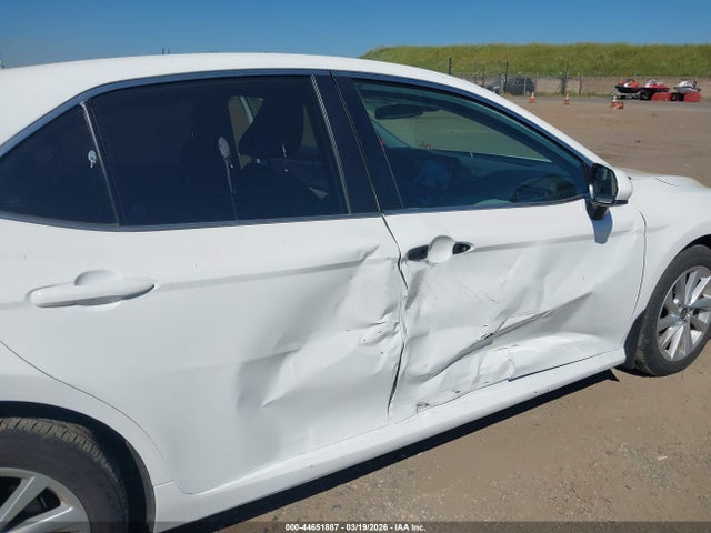 2022 Toyota Camry Le მანქანა იყიდება აუქციონზე, vin: 4T1C11AK5NU062697, აუქციონის ნომერი: 44651887