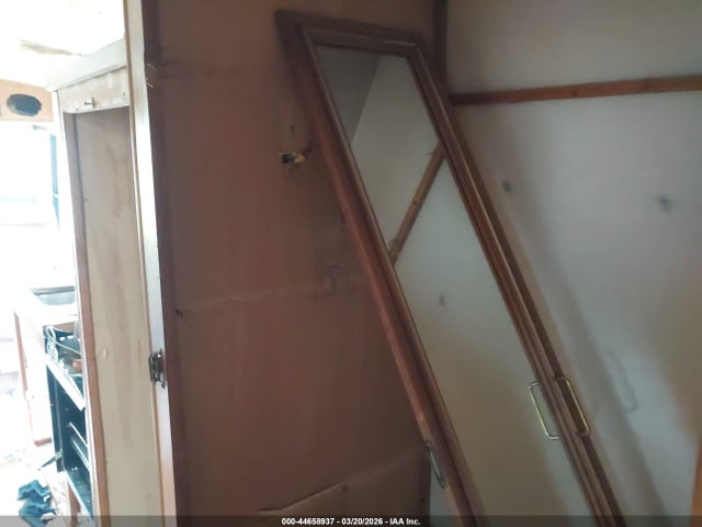 44658937 :رقم المزاد ، 1GBJP37N4N3315767 vin ، 1993 Fleetwood P30 مزاد بيع