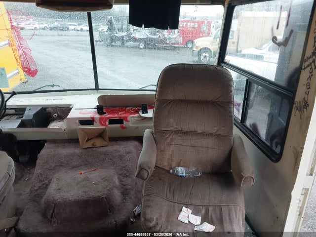 44658937 :رقم المزاد ، 1GBJP37N4N3315767 vin ، 1993 Fleetwood P30 مزاد بيع