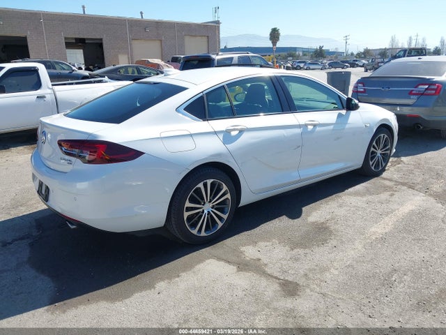W04GR6SX2J1082000 Buick Regal Sportback Essence
