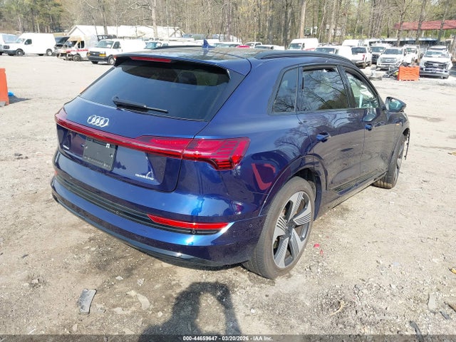 2022 Audi E-tron Premium Plus Quattro მანქანა იყიდება აუქციონზე, vin: WA1LAAGE5NB014726, აუქციონის ნომერი: 44659647