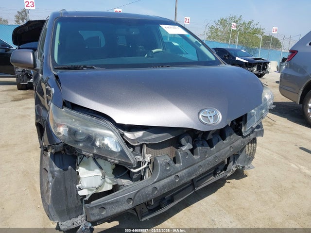 5TDXK3DC4ES520611 Toyota Sienna Sport