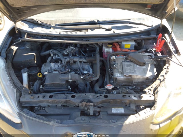 JTDKDTB39F1110862 Toyota Prius C Three
