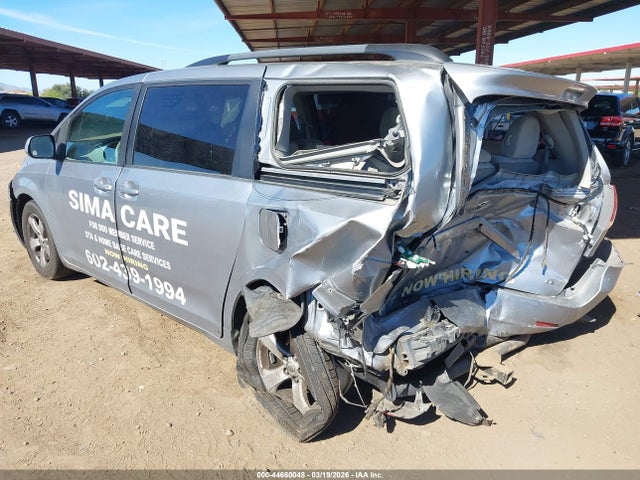 2011 TOYOTA SIENNA 5TDKK3DC8BS139818 Photo 2