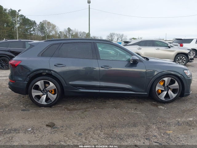 WA1LAAGE3NB032335 Audi E-tron Premium Plus Quattro