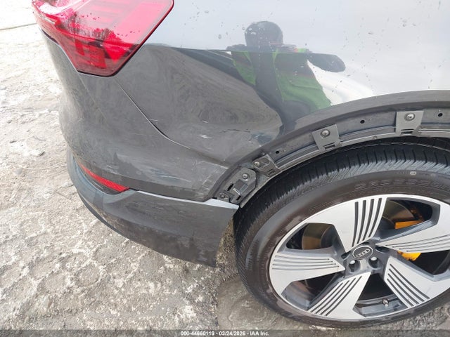 WA1LAAGE3NB032335 Audi E-tron Premium Plus Quattro