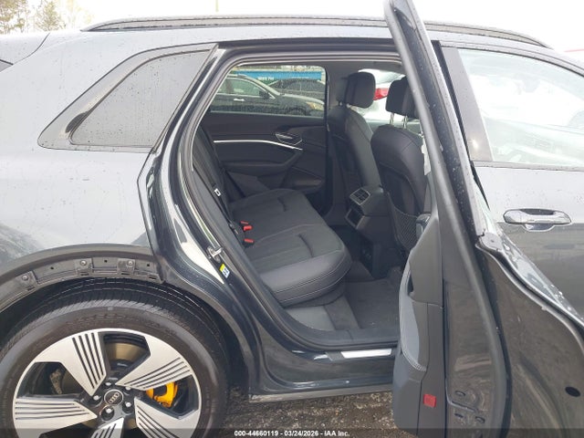 WA1LAAGE3NB032335 Audi E-tron Premium Plus Quattro