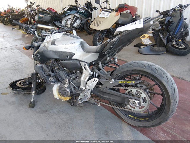 Yamaha FZ07 2017 JYARM06E5HA011866 Image 3