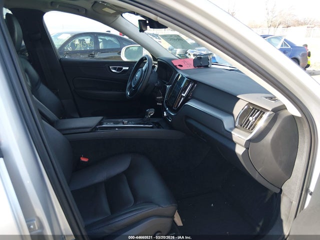2018 VOLVO XC60 LYV102RK7JB097089 Photo 4